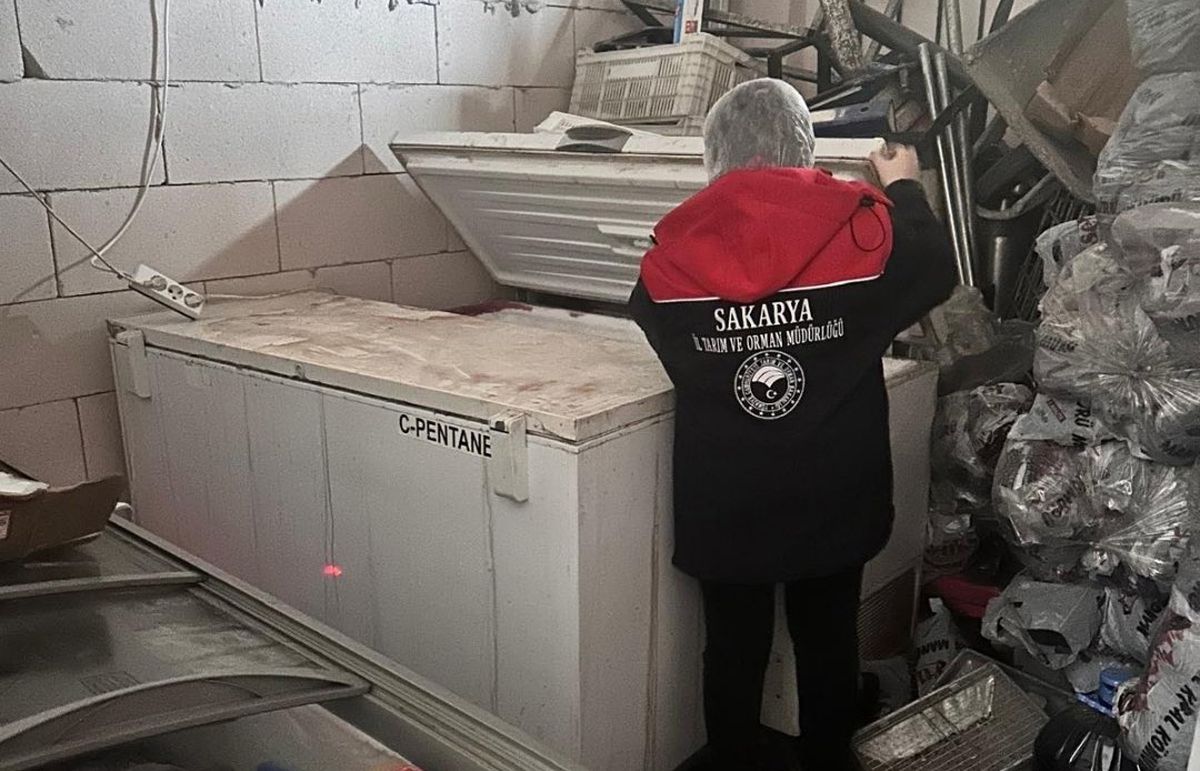Sakarya'da 200 kilo tarihi geçmiş tavuk eti ele geçirildi