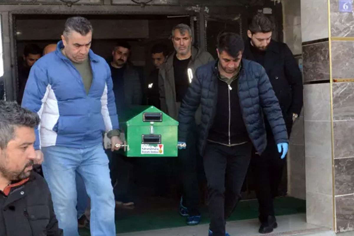 Tartıştığı babasını boğazını keserek öldürdü