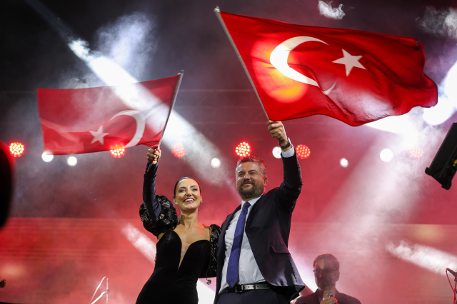 unlu turkucu sevcan orhandan b 19704020 4246 1 m