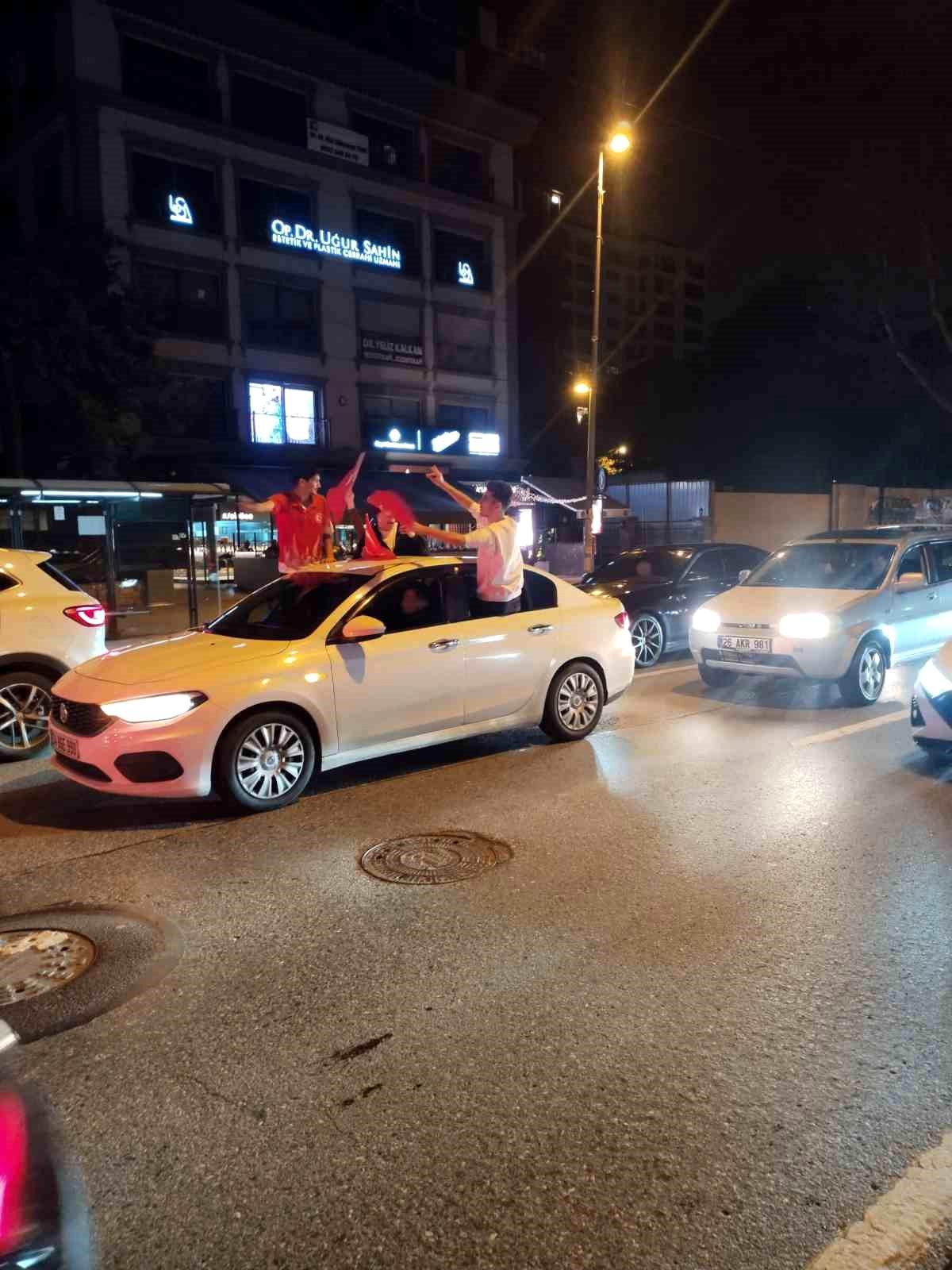 A Milli Takım'ın Dünya Kupası bileti alması vatandaşları Bağdat Caddesi'ne döktü