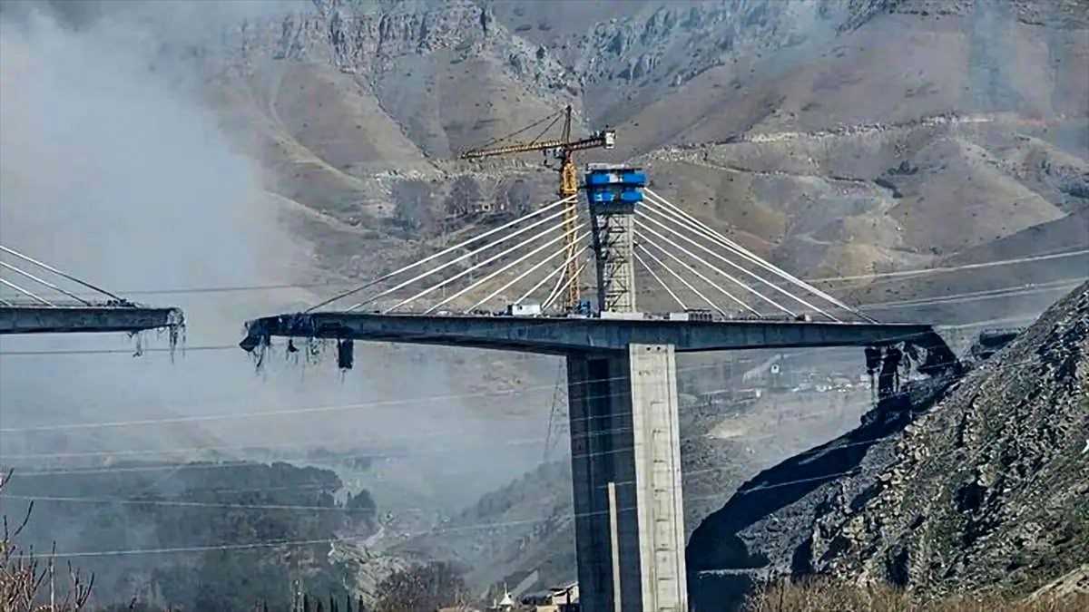 ABD ve İsrail, İran'ın Kerec kentindeki B1 Köprüsü'nü bir kez daha vurdu