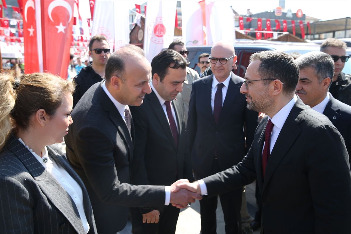 Adalet Bakan Yardımcısı Ayyıldız, Aydın'da 'İşyurtları Ürün ve El Sanatları Fuarı'nı ziyaret etti