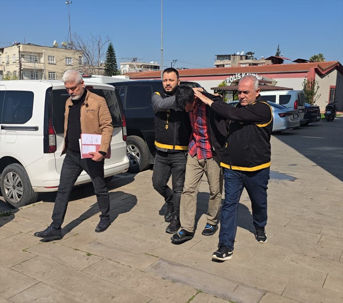 Adana'da evden çaldığı bisikletle iş yeri ve araçtan hırsızlık yapan zanlı tutuklandı
