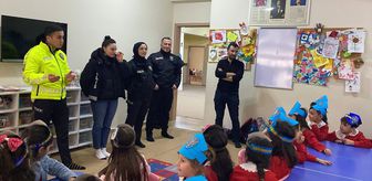 Ağrı'da polis ekipleri minik öğrencilerin misafiri oldu
