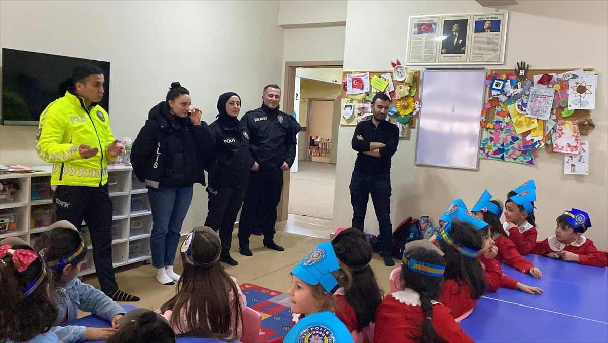 Ağrı'da polis ekipleri minik öğrencilerin misafiri oldu