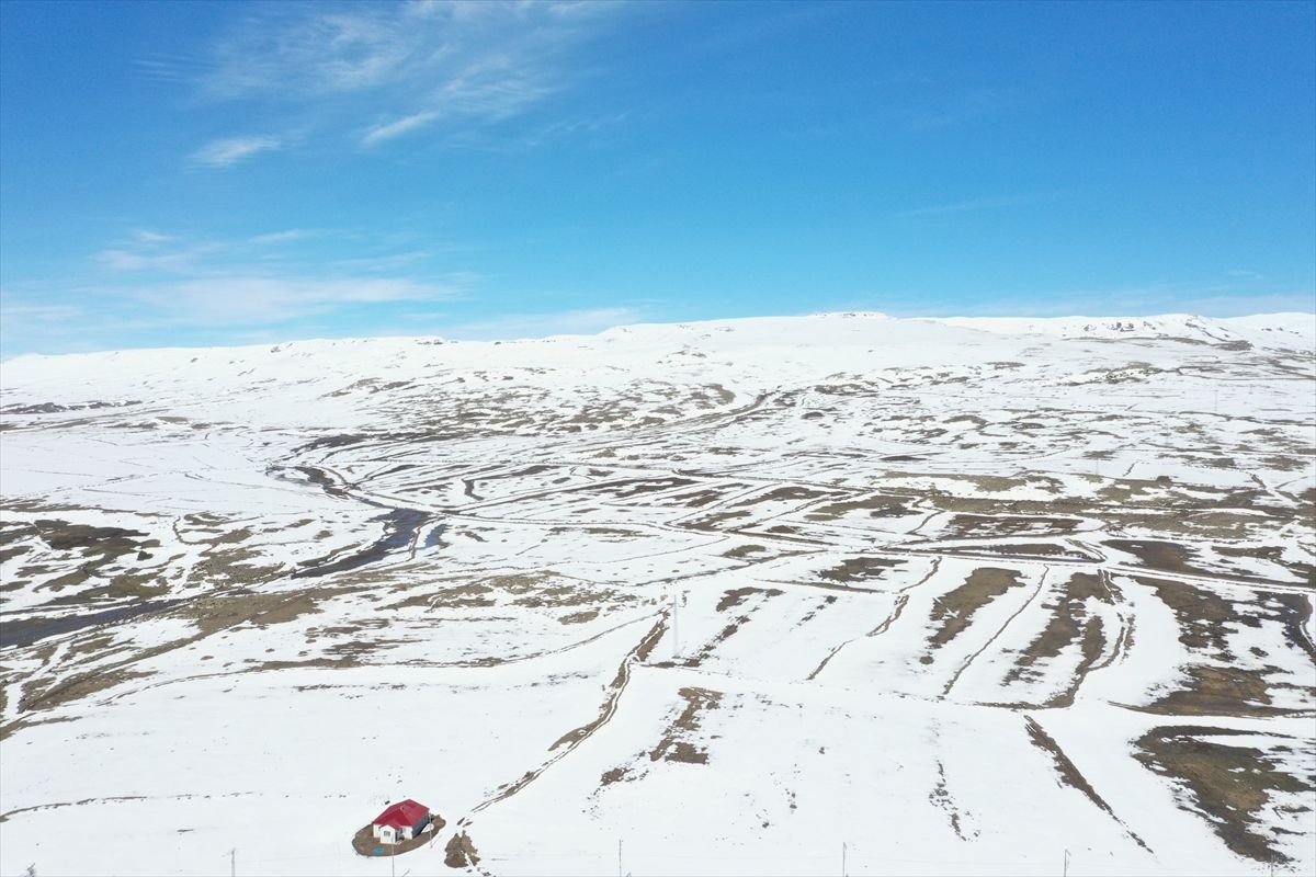 Ağrı ve Kars'ın yüksek kesimleri karla kaplandı