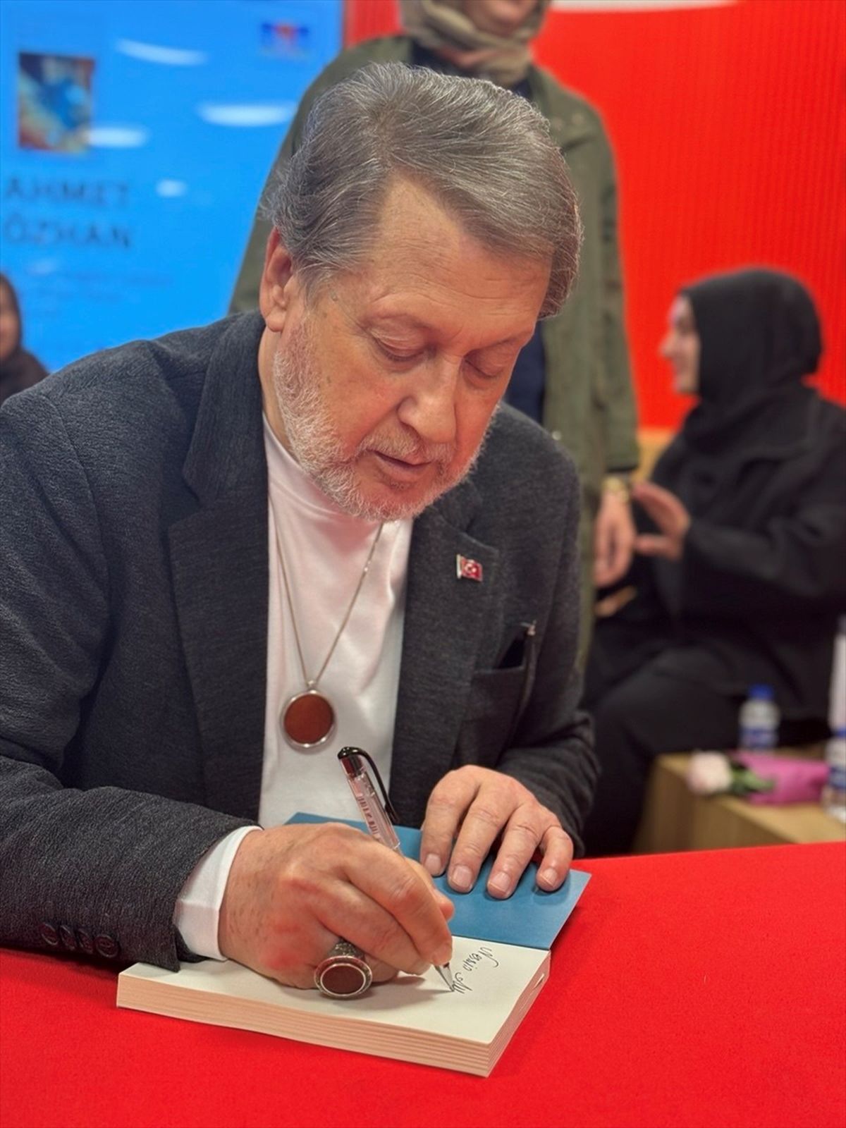 Ahmet Özhan okurlarıyla bir araya geldi Açıklaması
