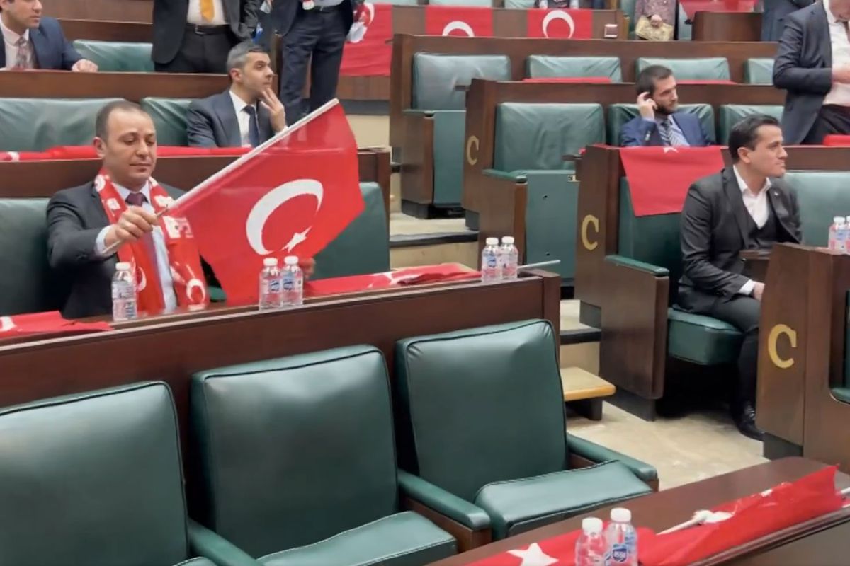 AK Parti grubunda milli takım coşkusu! Salon Türk bayraklarıyla donatıldı
