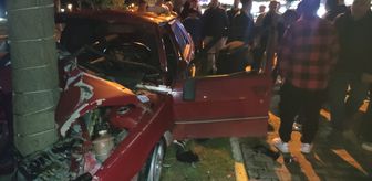 Alanya'da ağaca çarpan otomobilin sürücüsü yaralandı