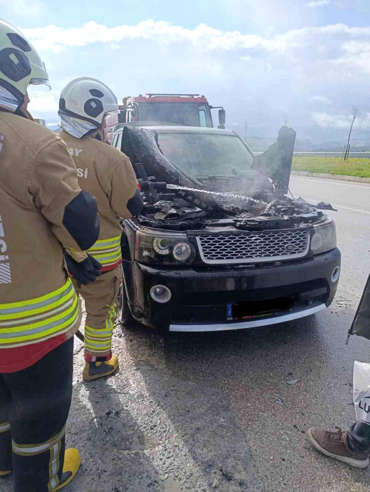 Altınözü'de cipin motoru alevlere teslim oldu