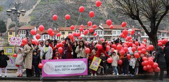 Amasya'da anaokulu öğrencileri özel öğrencilerle balon uçurup pasta kesti