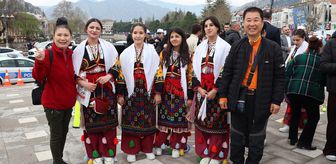Amasya'da Dünya Otizm Farkındalık Günü'nde Güney Koreli turistin oynaması ilgi çekti