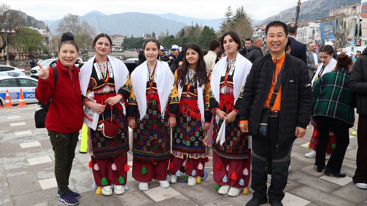 Amasya'da Dünya Otizm Farkındalık Günü'nde Güney Koreli turistin oynaması ilgi çekti