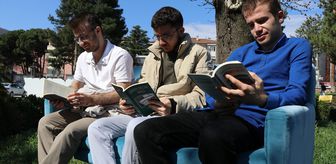 Amasya'da üniversite öğrencileri Kütüphaneler Haftası'nı bahçede kitap okuyarak kutladı