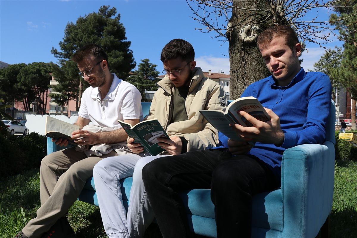 Amasya'da üniversite öğrencileri Kütüphaneler Haftası'nı bahçede kitap okuyarak kutladı