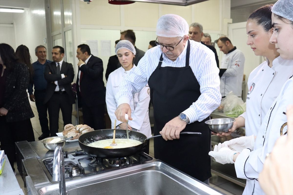Rektör Turabi Öğrencileriyle Mutfakta