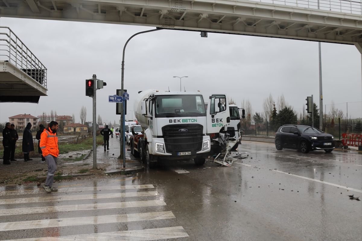 Ankara'da üç beton mikserinin karıştığı kazada 1 kişi yaralandı