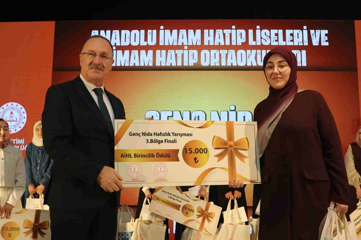 Antalya'da '3. Bölge Genç Nida Hafızlık Yarışması' bölge finali yapıldı
