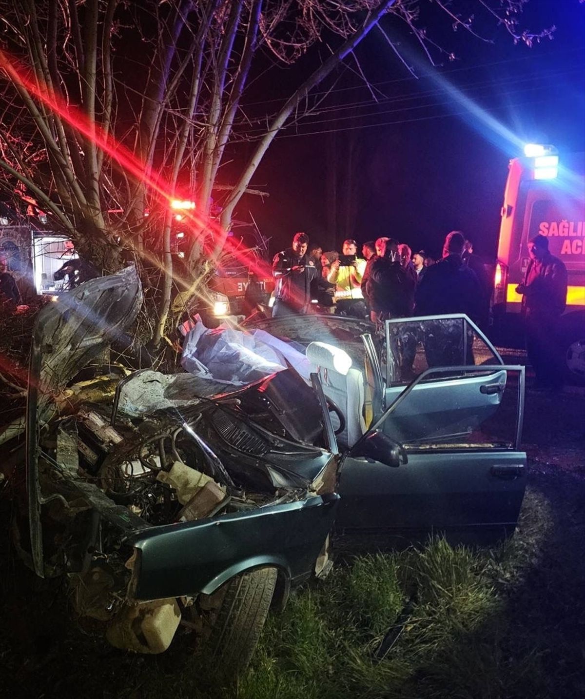 Antalya'da ağaca çarpan otomobildeki 2 kişi öldü, 2 kişi yaralandı