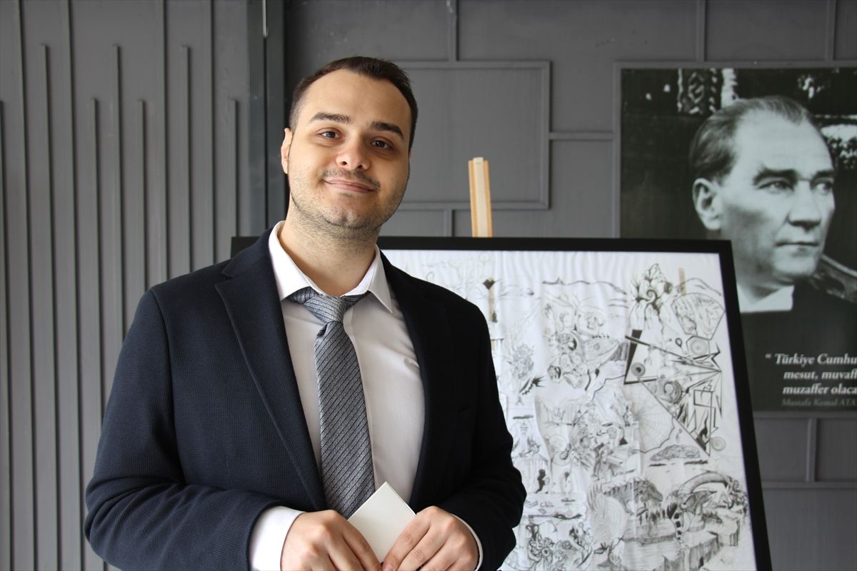 Antalya'da otizmli genç sanatçı eserlerini sergiledi