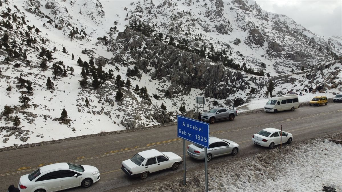 Antalya'nın Alacabel mevkisinde etkili olan kar yağışı ulaşımı aksattı
