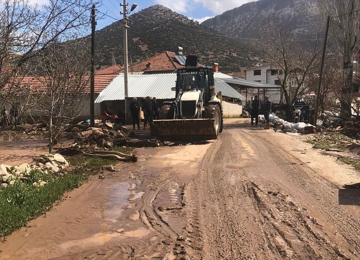 Antalya'nın Elmalı ilçesinde sağanak tarım arazilerine zarar verdi