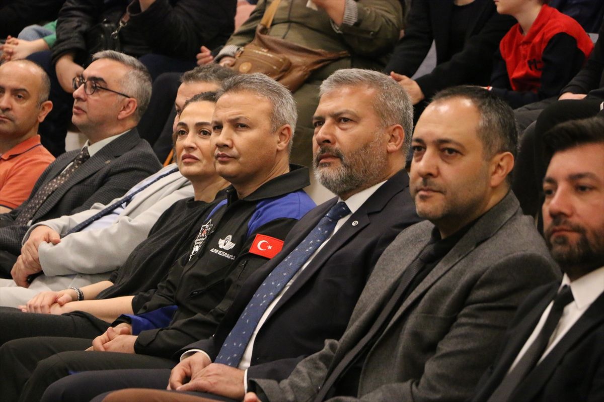 Astronot Alper Gezeravcı, Eskişehir'de üniversite öğrencileriyle buluştu
