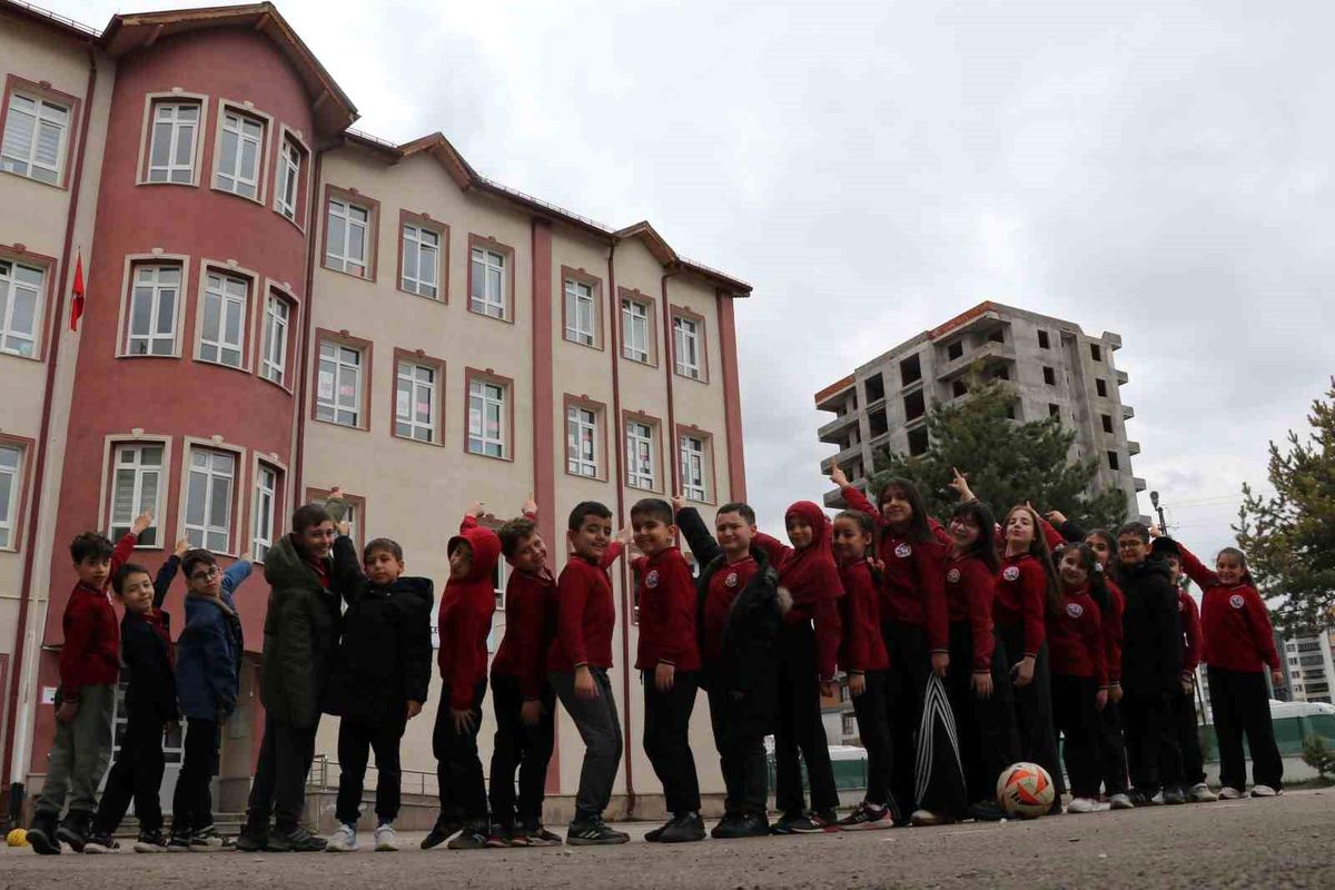 Baharın habercisi leylekler bu yıl gelmedi, öğrenciler hasretle yollarını gözlemeye başladı
