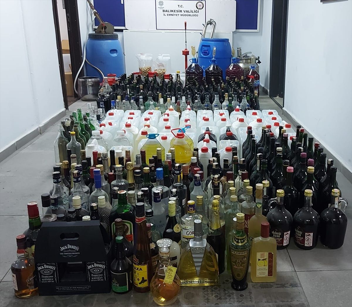 Balıkesir'de kaçak içki operasyonunda yakalanan 2 kişi tutuklandı