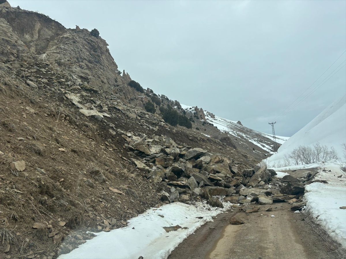 Başkale'de mahalle yolunda heyelan oluştu