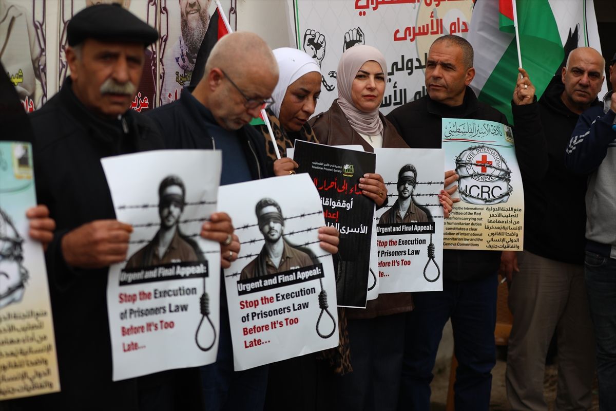 Batı Şeria'nın birçok şehrinde, İsrail'in Filistinli esirleri hedef alan idam cezası yasası protesto edildi