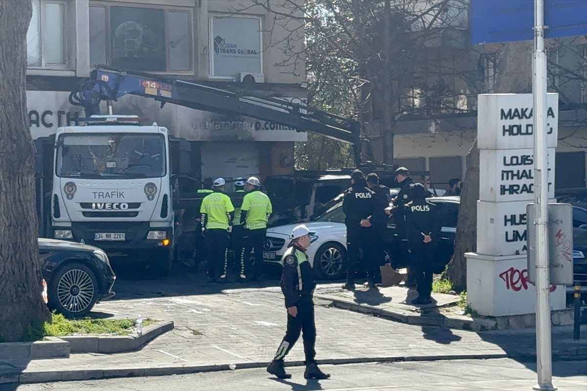 Beşiktaş'ta araç kiralama şirketinin 14 aracını etkileyen yangın söndürüldü