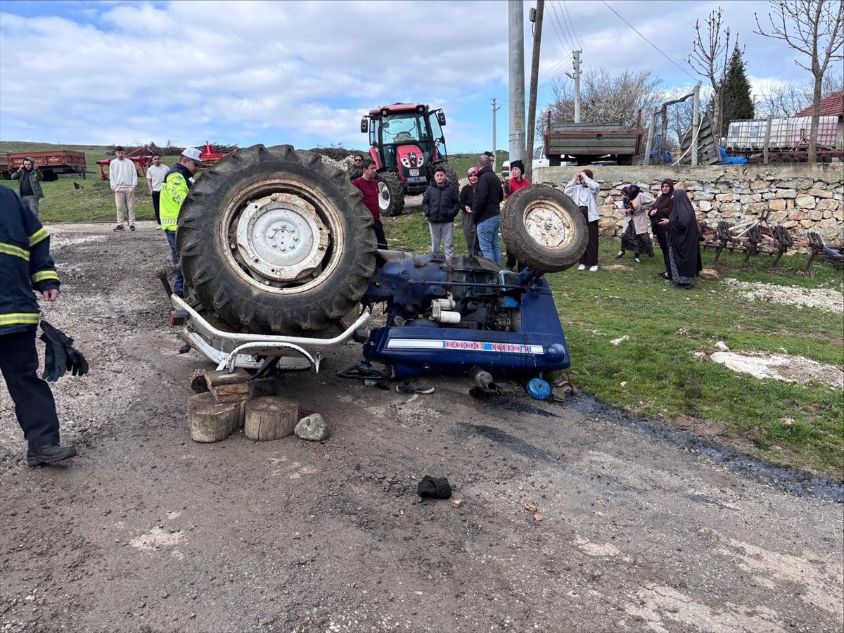 Bilecik'te devrilen traktörün sürücüsü ağır yaralandı