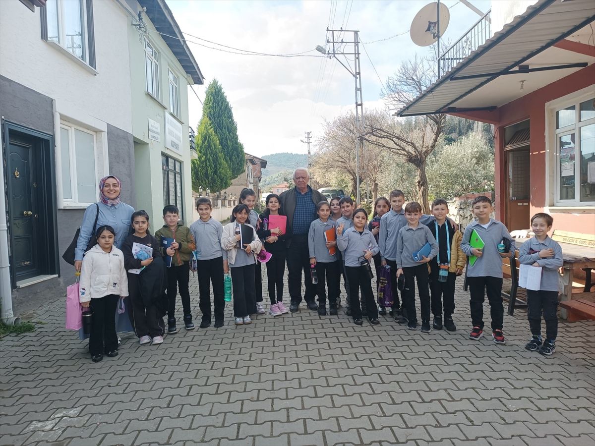 Bilecik'te öğrenciler, köy muhtarlığını ziyaret etti