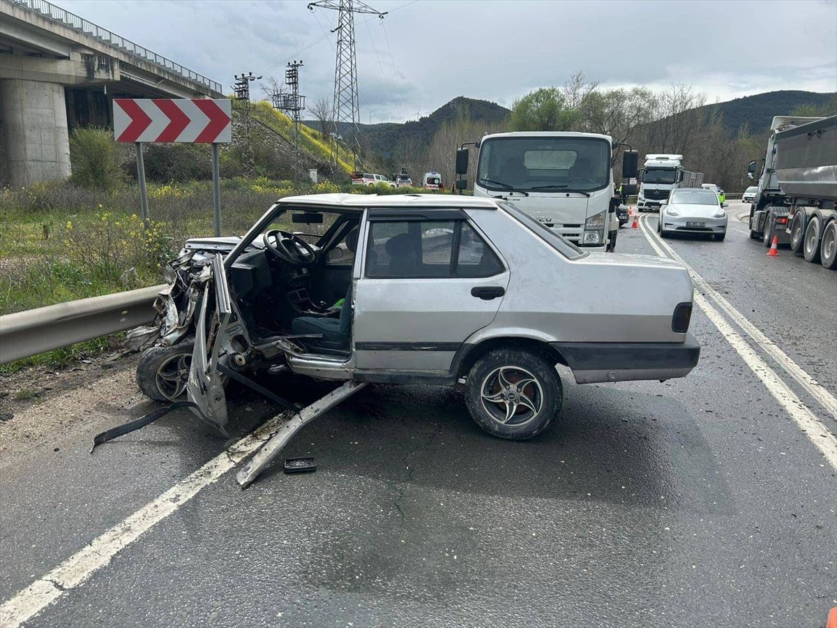 Bilecik'te üç aracın karıştığı trafik kazasında 4 kişi yaralandı