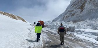 Bitlis'te kara yoluna düşen çığ temizlendi