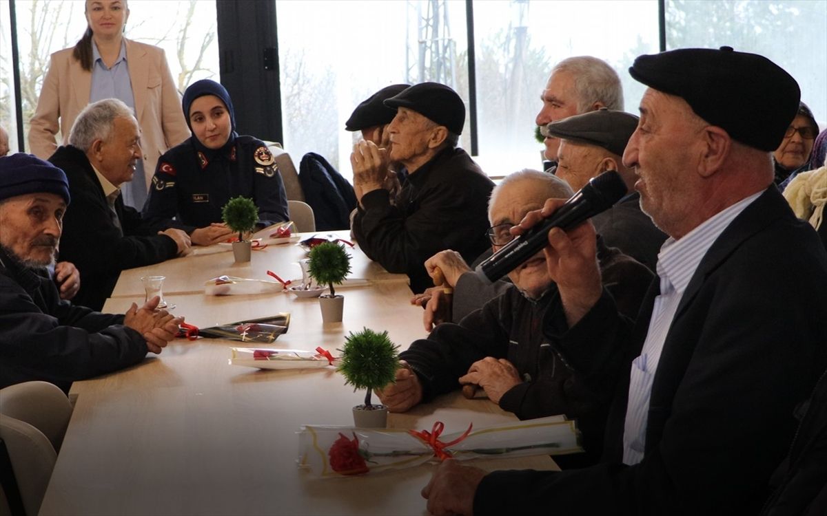Bolu'da jandarma ekipleri huzurevi sakinlerini ziyaret etti