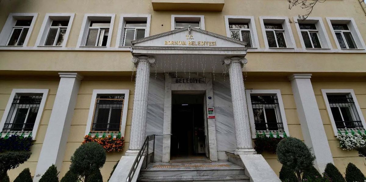 Uşak Belediye Başkanı ile ilişkisi olduğu iddia edilen kişi Bornova Belediyesi'nde işe alındı iddiasıyla s...