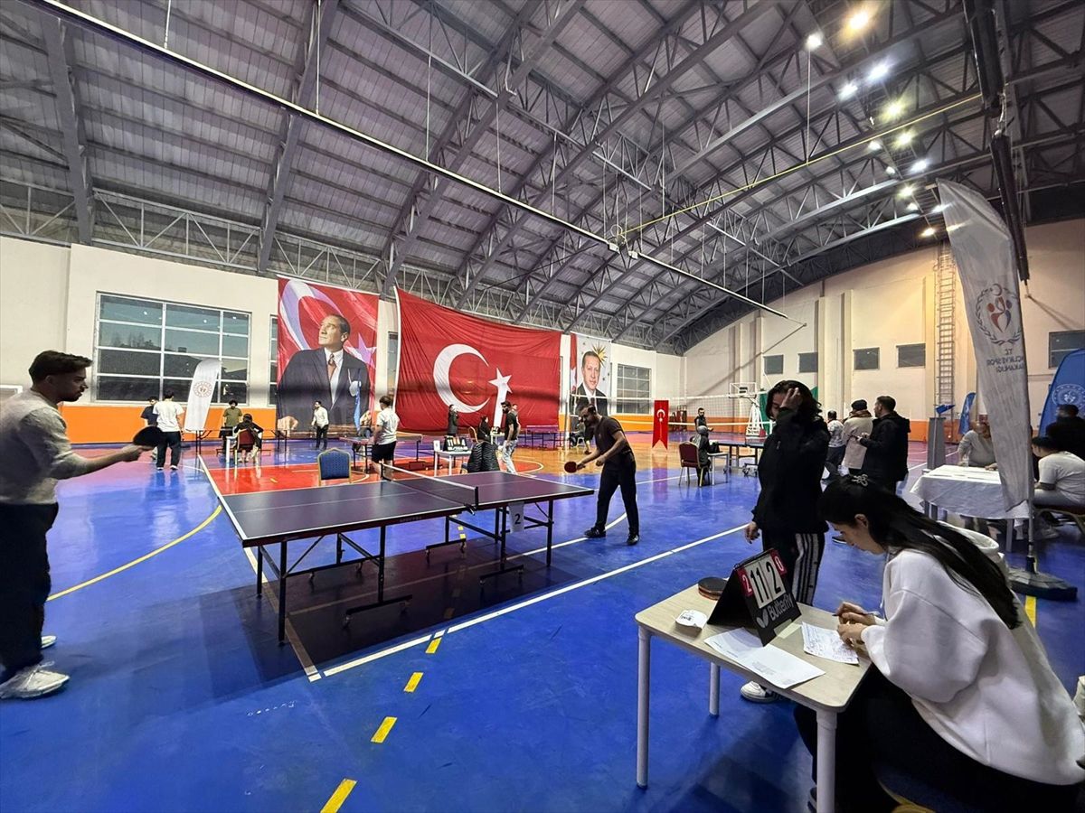 Bulanık'ta masa tenisi turnuvası başladı
