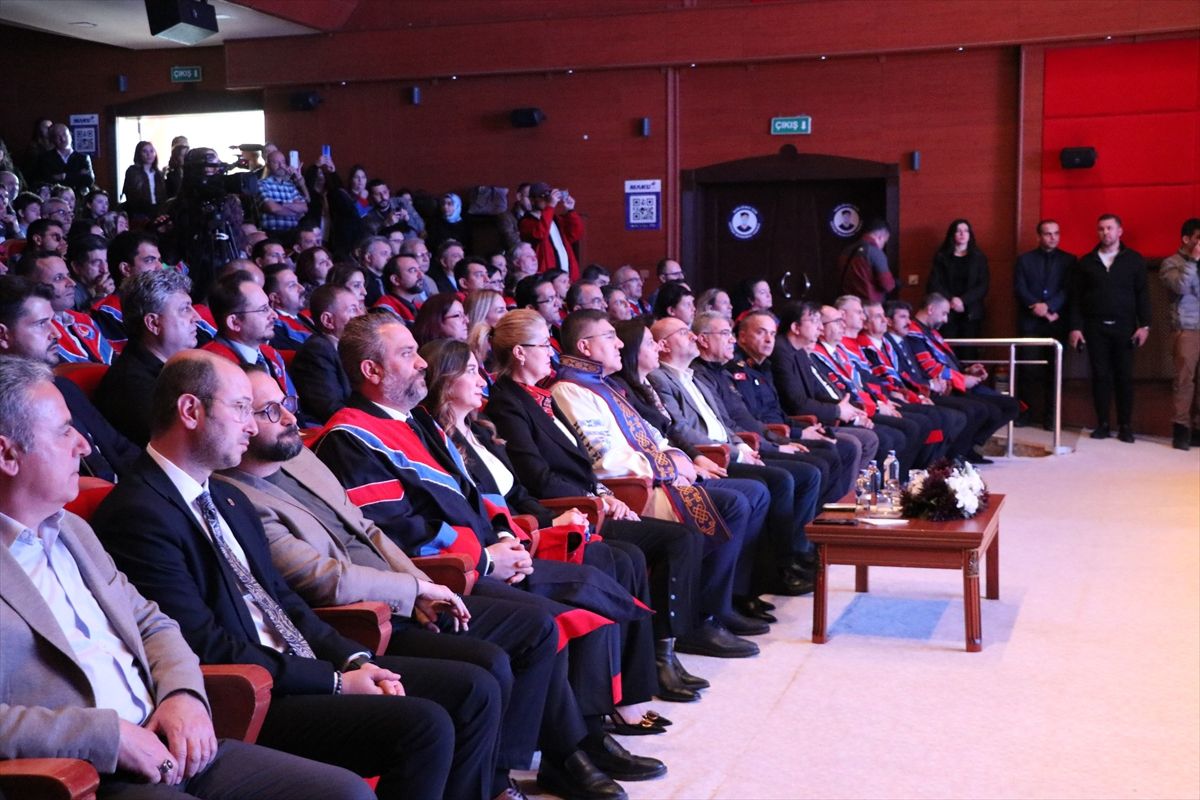 Burdur MAKÜ'nün 20. yılında biniş giyme ve akademik performans ödül töreni düzenlendi