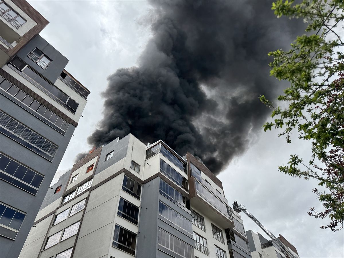 Bursa'da bir apartmanda çıkan yangına müdahale ediliyor