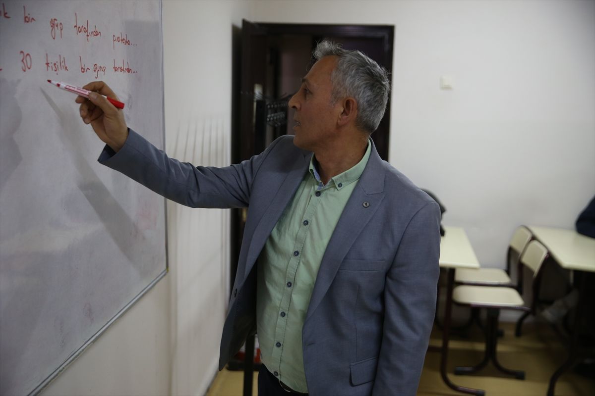 Çalıştığı üniversitede eğitim hayatını sürdürüyor