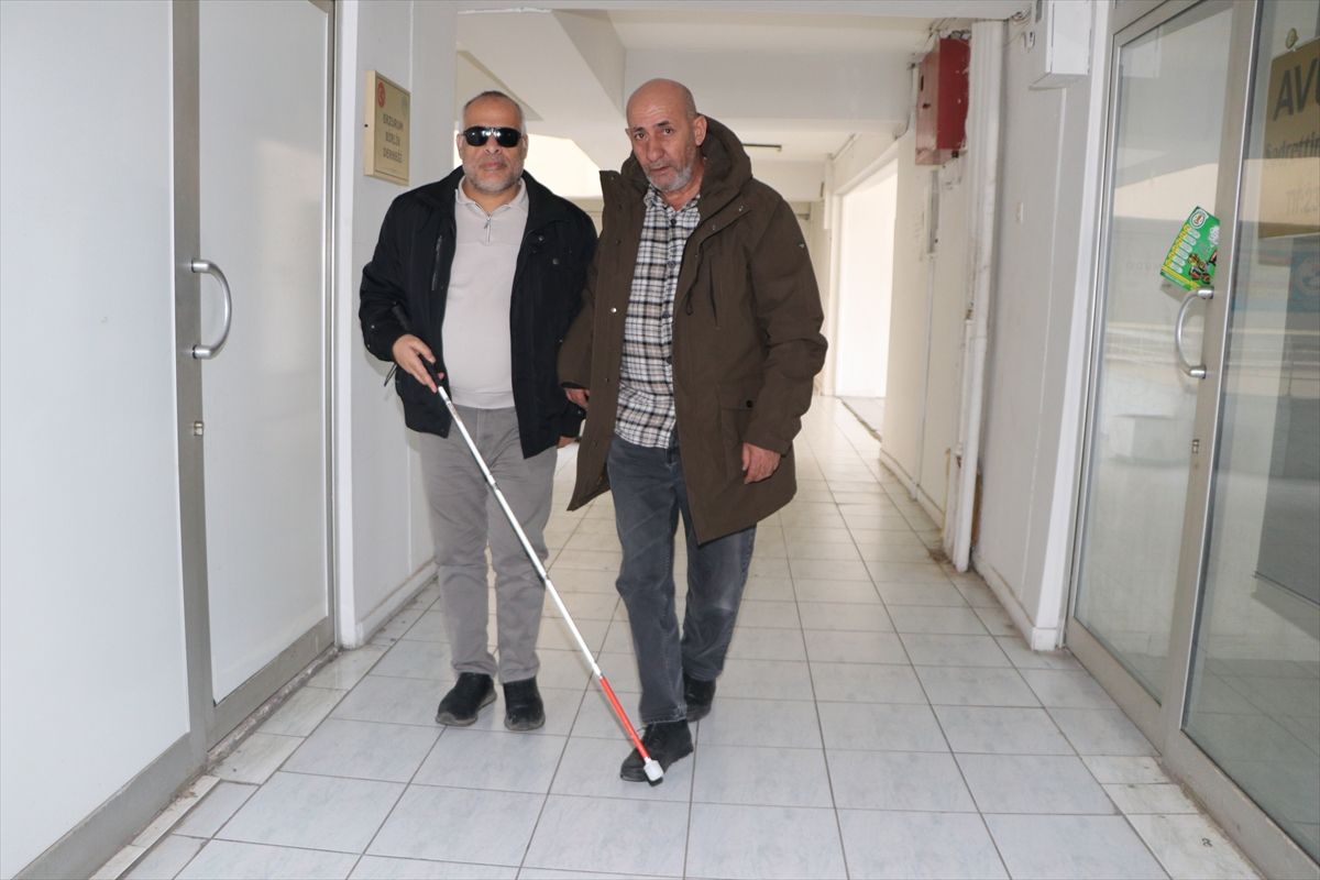 Çöpe giden atık eşyalar engellilerin emeğiyle hediyelik ürüne dönüşüyor