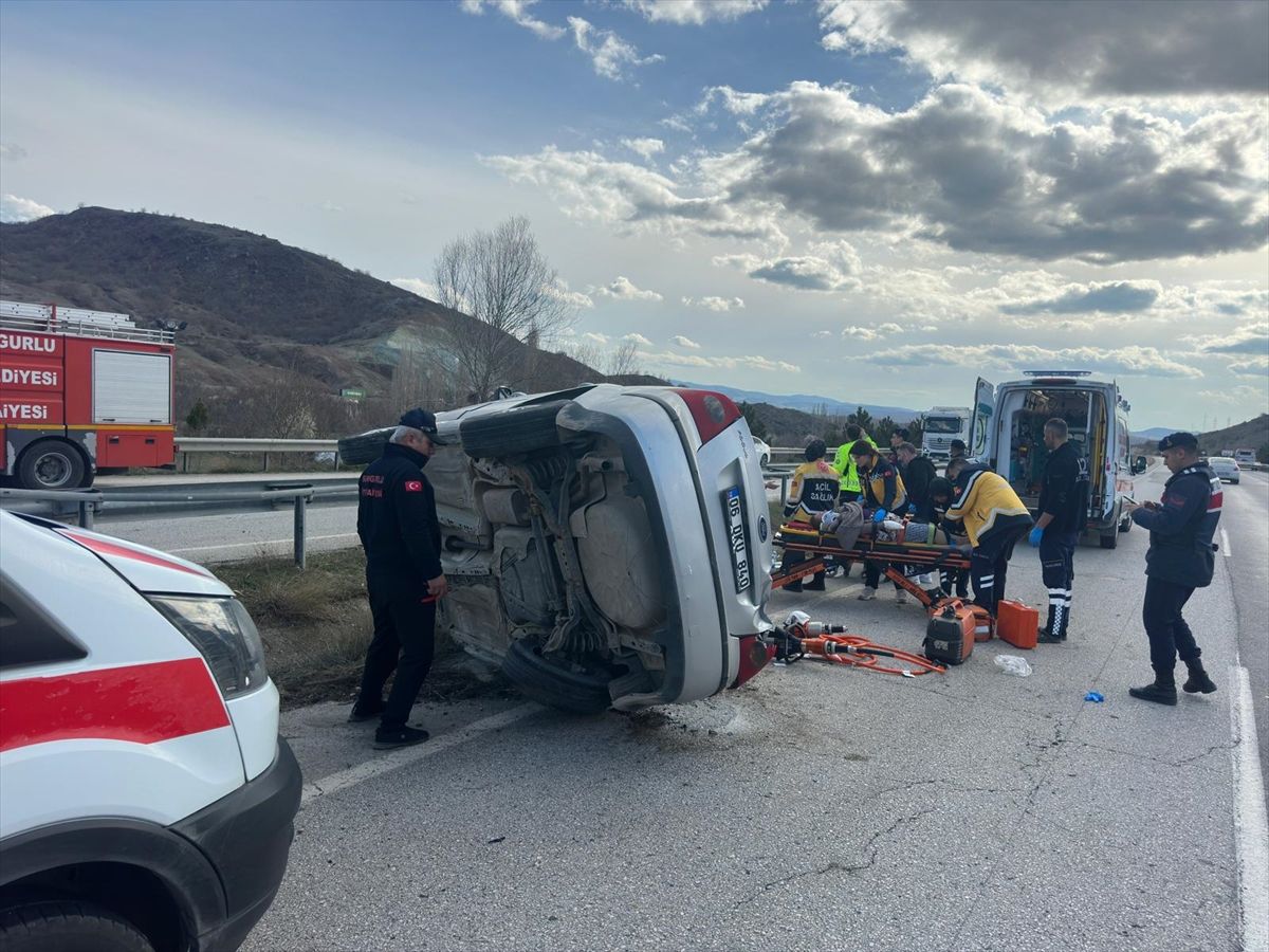 Çorum'da devrilen otomobildeki 3 kişi yaralandı