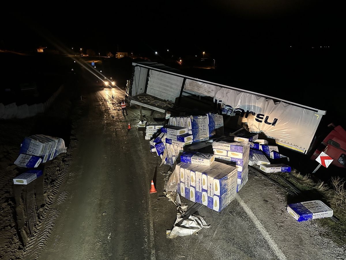 Çorum'da tırın devrilmesi sonucu kapanan Kırıkkale-Tokat kara yolu ulaşıma açıldı