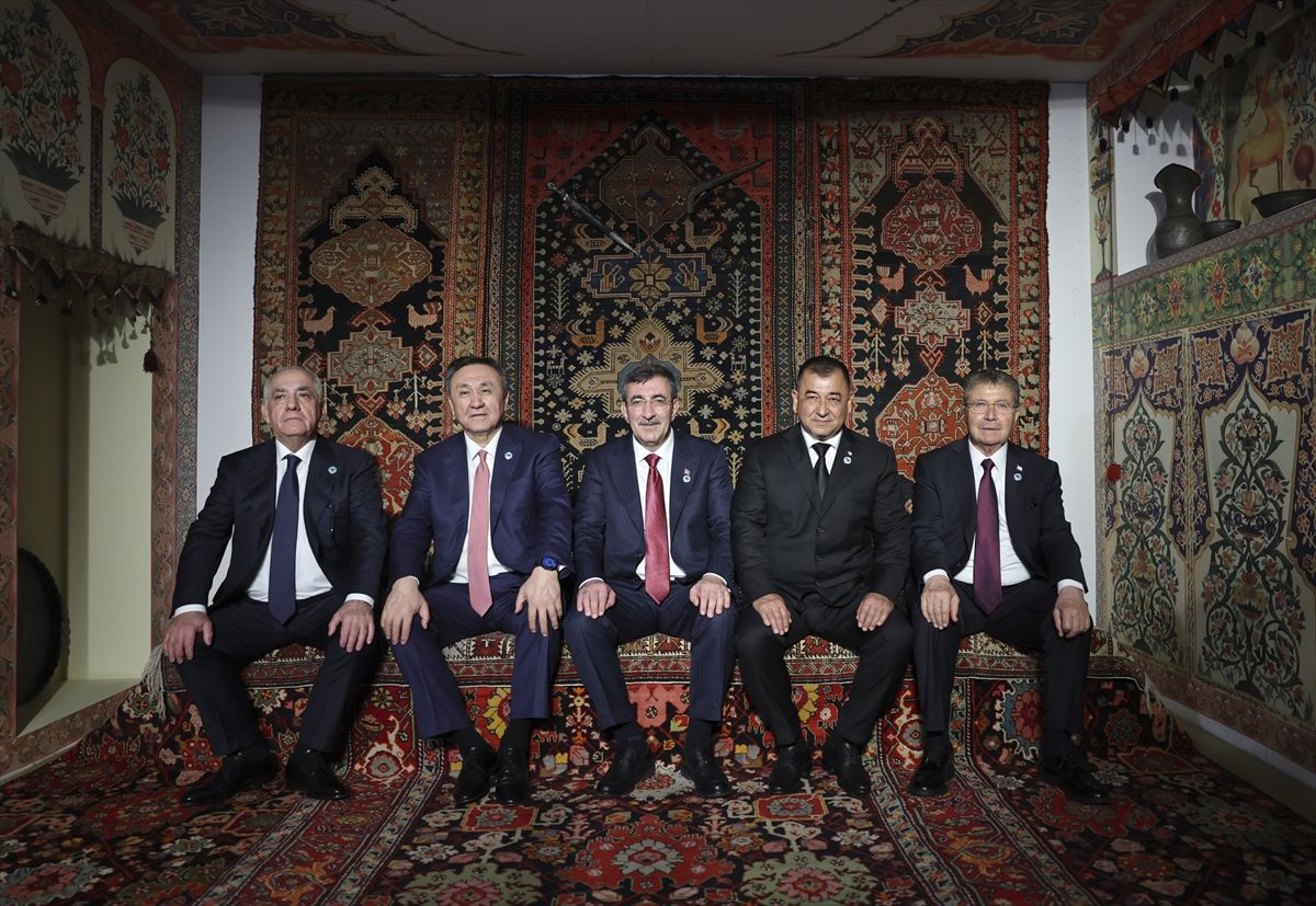 Cumhurbaşkanı Yardımcısı Yılmaz, Azerbaycan Milli Halı Müzesi'ni ziyaret etti