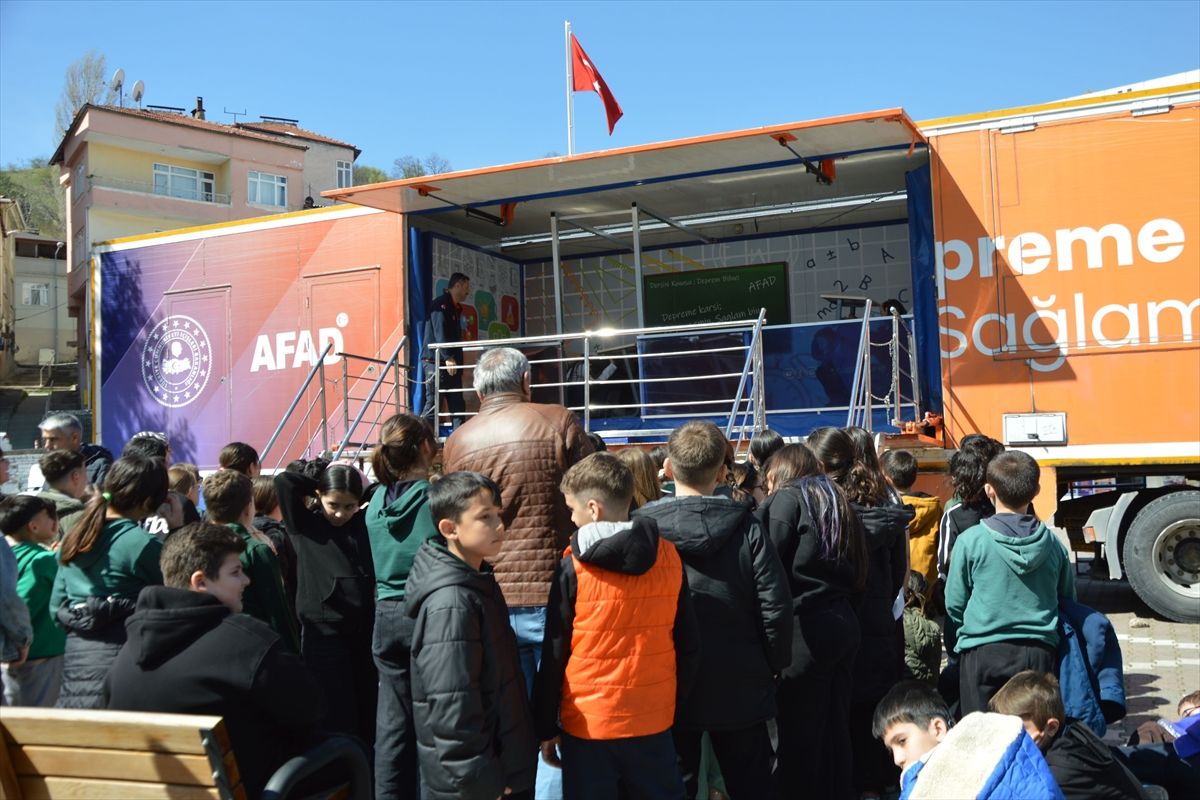 Deprem simülasyon tırı ile Havza'da deprem eğitimi verildi