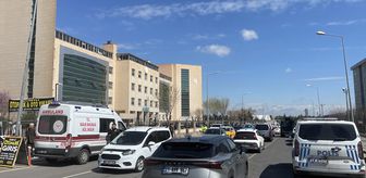 Diyarbakır Adliyesi ek binası önünde çıkan bıçaklı kavgada 3 kişi yaralandı