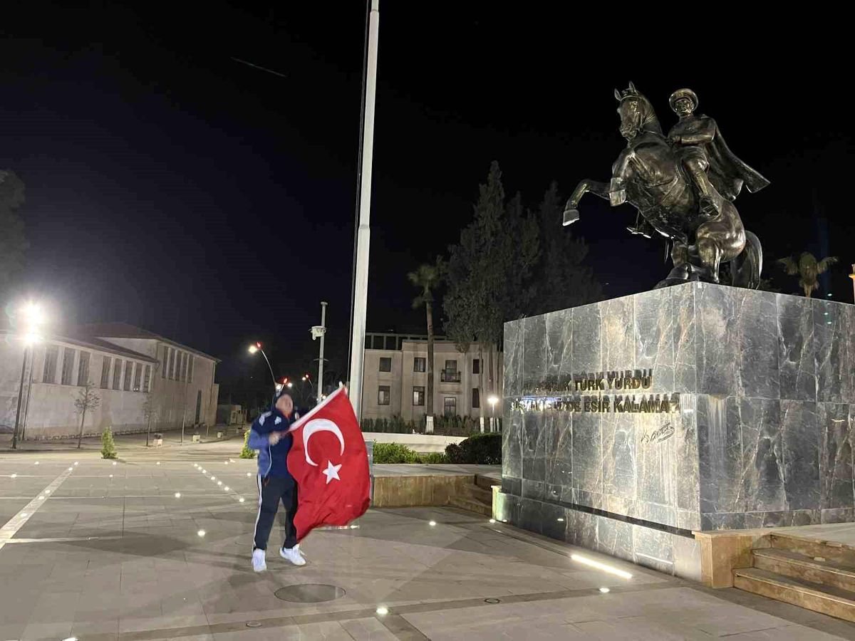 Dünya Kupası sevincini kent meydanında tek başına göz yaşları içerisinde yaşadı