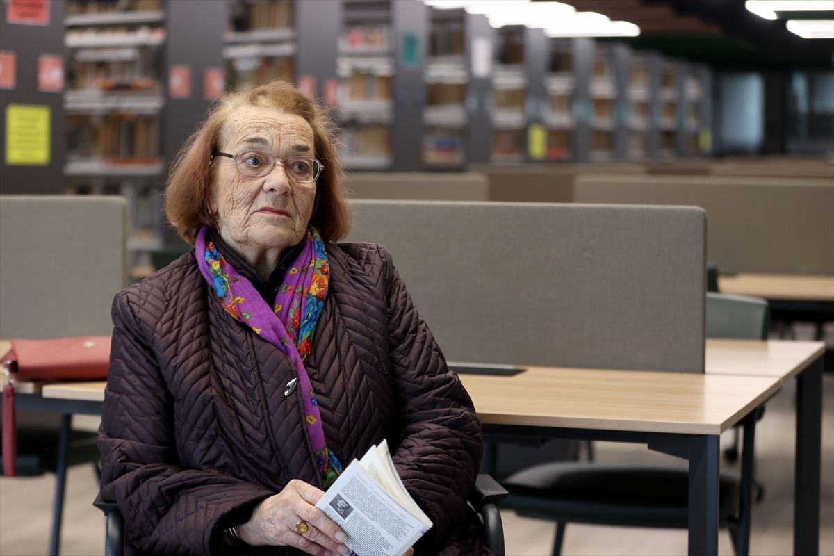 Emekli öğretmenin kitap sevgisi 73 yıldır sürüyor